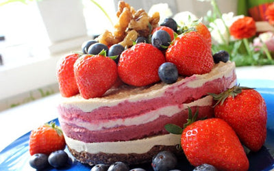 Rå festkake med friske bær