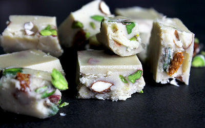 Hvit sjokoladenougat med nøtter