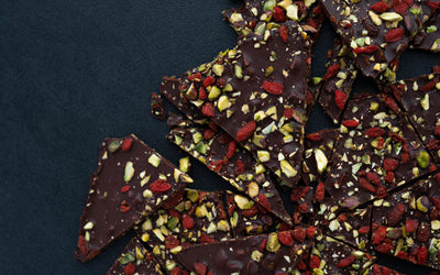 Mild tahinisjokolade med pistasjnøtter og gojibær