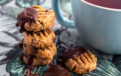 Myke, rå mandelkjeks med rosiner