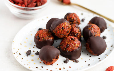 Søte kakaonibs- og gojibærkuler