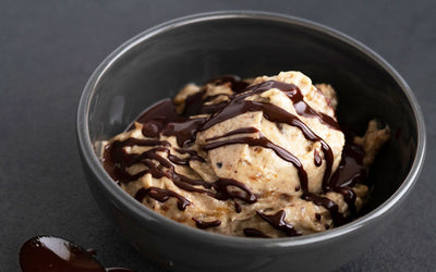 Banan-iskrem med smak av karamell og pecannøtter