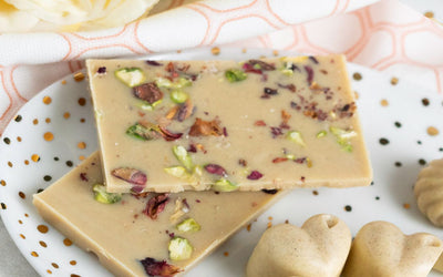 Hvit sjokolade med kardemomme og pistasjnøtter