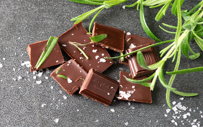 Mørk sjokolade med rosmarin og flaksalt