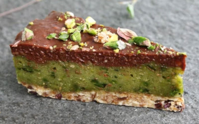 Rå pistasjkake med sjokoladetopping