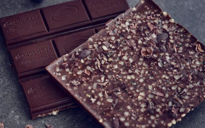 Mørk sjokolade med hempfrø og kakaonibs