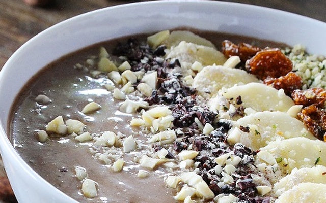 Smoothie bowl med kakao og hempfrø