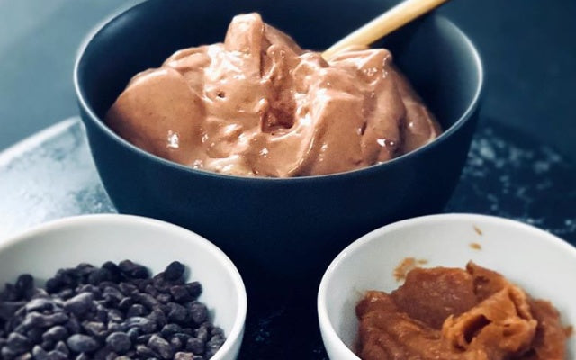 Nice cream med sjokolade og karamelltopping